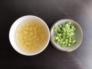 豆角焖饭,土豆去皮切小块泡水10分钟，四季豆切小丁备用