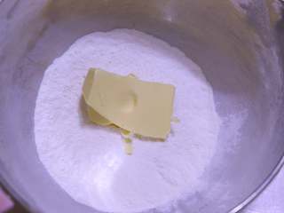 南瓜派,低筋面粉过筛后加入糖粉、软化后的黄油。