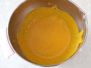 南瓜派,打好的南瓜泥中加入鸡蛋搅拌均匀。