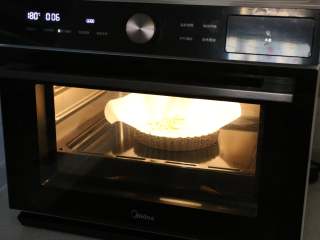 南瓜派,烤箱提前预热，上下火180度烤10分钟。