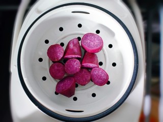 紫薯糯米鸡蛋卷,将紫薯洗净去皮，切小块，放蒸锅上蒸。