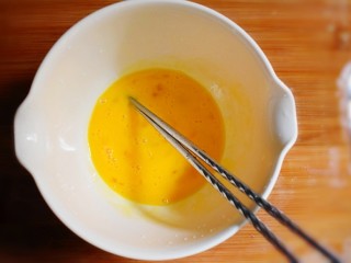 紫薯糯米鸡蛋卷,取一只大碗，将鸡蛋打入，并将蛋液搅拌均匀。