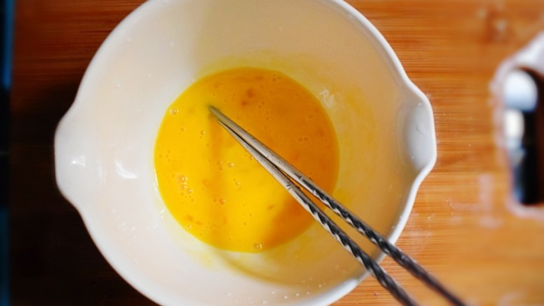 紫薯糯米鸡蛋卷,取一只大碗，将<a style='color:red;display:inline-block;' href='/shicai/ 9'>鸡蛋</a>打入，并将蛋液搅拌均匀。