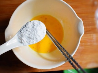 紫薯糯米鸡蛋卷,在鸡蛋液中，分5次加入5汤匙的糯米粉。