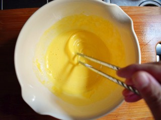 紫薯糯米鸡蛋卷,每加一次糯米粉，都要先搅拌均匀，再继续加入下一汤匙。