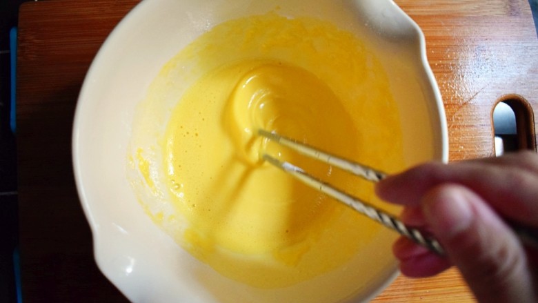 紫薯糯米鸡蛋卷,每加一次糯米粉，都要先搅拌均匀，再继续加入下一汤匙。