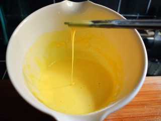 紫薯糯米鸡蛋卷,直到提起筷子时，鸡蛋液可以均匀流下。