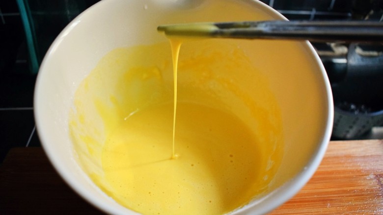 紫薯糯米鸡蛋卷,直到提起筷子时，鸡蛋液可以均匀流下。