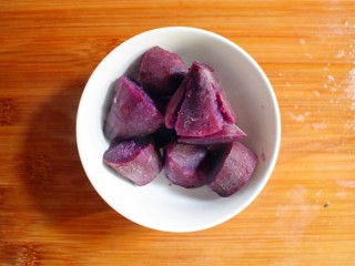 紫薯糯米鸡蛋卷,此时，紫薯也差不多蒸好了。将紫薯取出，装在一只小碗中。
