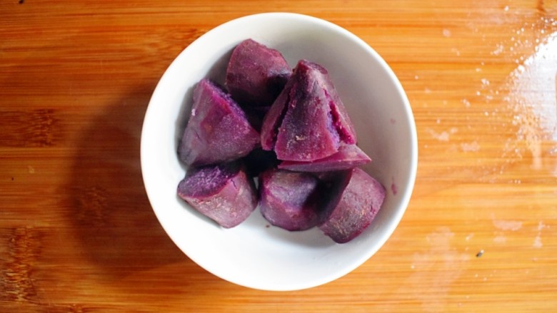 紫薯糯米鸡蛋卷,此时，紫薯也差不多蒸好了。将紫薯取出，装在一只小碗中。