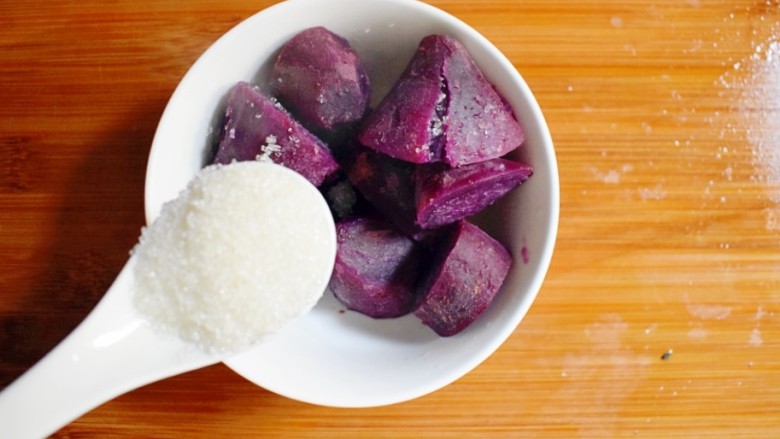 紫薯糯米鸡蛋卷,并根据自己的口味偏好，加入适量的白糖。