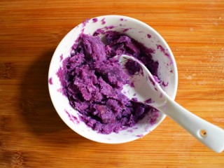 紫薯糯米鸡蛋卷,搅拌均匀，紫薯泥即完成啦。