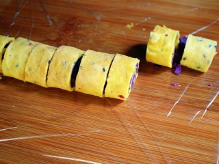 紫薯糯米鸡蛋卷,用刀切成小块。