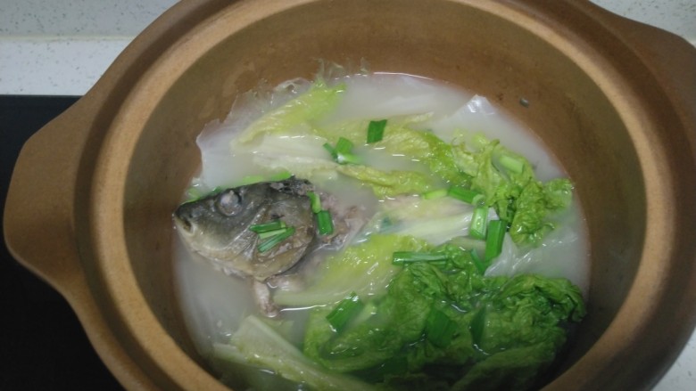 鱼头炖白菜,加入适量盐~关火。