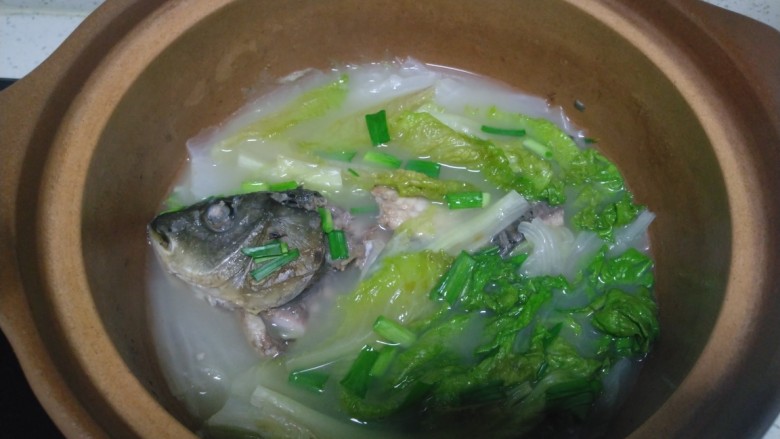 鱼头炖白菜,搅拌均匀~开吃了！