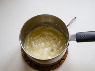 古早味蛋糕,将过筛的低筋面粉倒入玉米油中，用刮刀拌匀，油很热，还能看到面粉在冒泡泡。