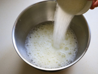 古早味蛋糕,蛋清中放几滴白醋，先用打蛋器打出粗泡，一次性放入细砂糖，也可以分次放。