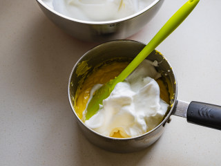 古早味蛋糕,取1/3蛋白霜至蛋黄糊中，用刮刀上下翻拌均匀。