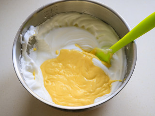 古早味蛋糕,拌匀的面糊倒回余下的蛋白霜中，继续上下翻拌均匀。