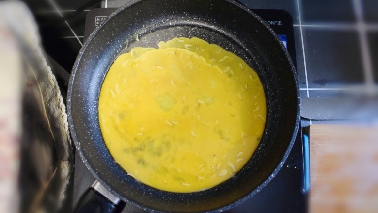 虾皮鸡蛋炒尖椒,锅热油，倒入虾皮蛋液。