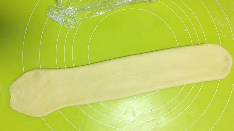 红薯吐司
,用擀面杖轻轻将面片擀宽一些，面片成厚度均匀即可，一侧的边缘擀的薄一些
