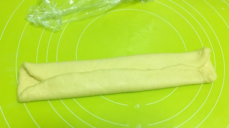 红薯吐司
,之后将面片翻个面，将光滑的一面朝下，将两侧面片向中间对折
