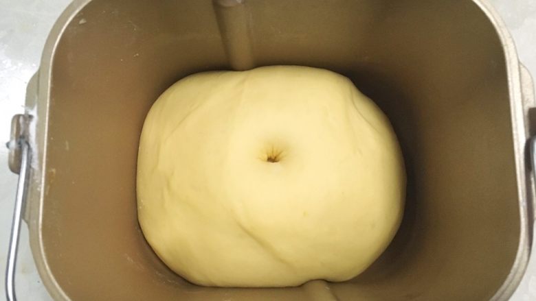 红薯吐司
,48分钟后，面团发酵好，手指沾干粉按下去有个圆圆的洞，轻微回弹
