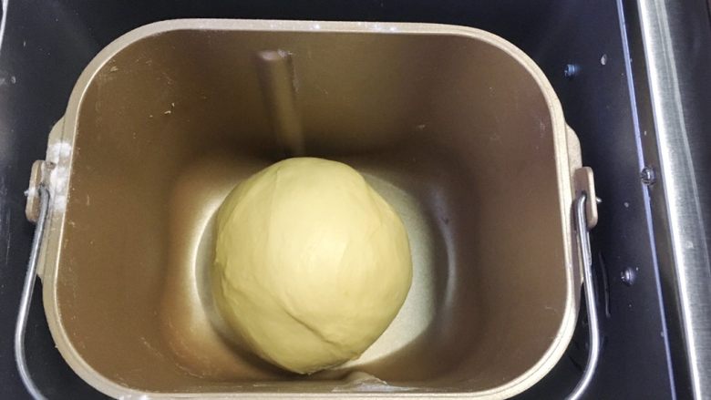 红薯吐司
,取下面包桶内的魔法刀，将面团揉至表面光滑，启动发酵程序发酵面团
