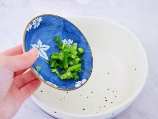 酸汤水饺,取一个大碗：加入葱花