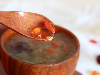 超级拉丝红枣桃胶银耳汤,关火之前加入枸杞。美味的银耳汤完成