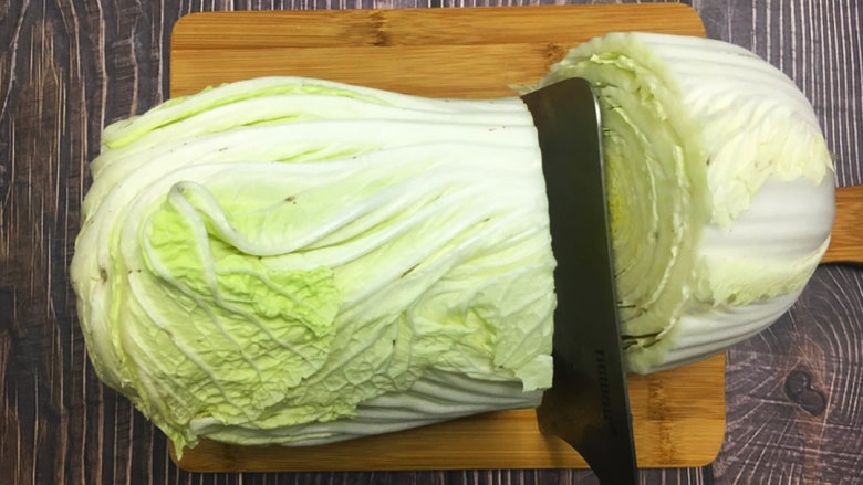 金玉白菜卷,把白菜洗净，用刀把白菜下方较硬的地方切掉，留前面较软的叶子部分