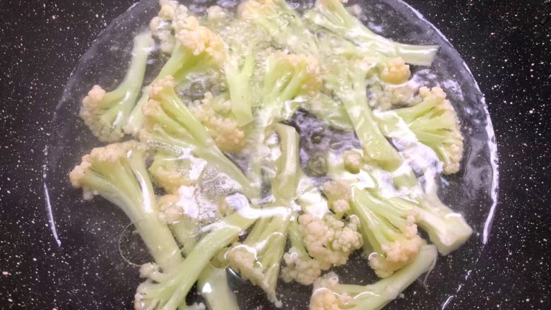 豆腐杂烩锅,锅里放入适量水烧开，放入一勺油，一勺盐调匀，把花菜放入焯2分钟，焯好以后，捞起来沥干水待用。