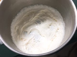咖啡蛋糕卷,淡奶油加入细砂糖，用打蛋器打至硬性发泡，不能流动的状态。