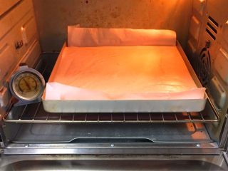 咖啡蛋糕卷,烤箱预热至150度，金盘送入烤箱。