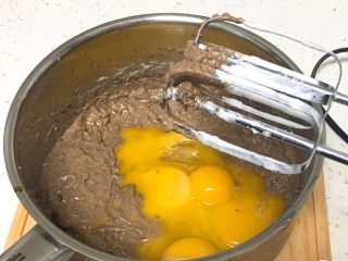 咖啡蛋糕卷,用打蛋器搅拌至糊状，再加入蛋黄和香草精。