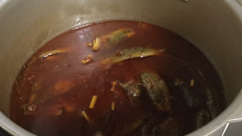 耙泥鳅,待高压锅里的气放完后，打开高压锅，加入豆腐。