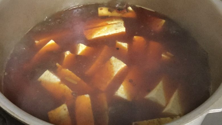 耙泥鳅,豆腐放入锅中煮开后转小火，加入适量的盐就可以出锅了。