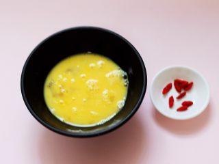 银杏冰糖酒酿鸡蛋羹,把鸡蛋用手动打蛋器搅打均匀，枸杞洗净备用。