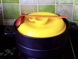 银杏冰糖酒酿鸡蛋羹,盖上锅盖中火煮20分钟左右。
