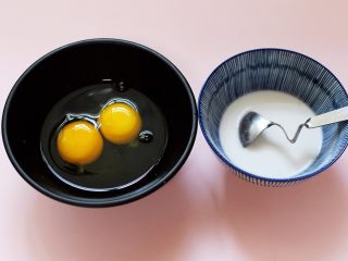 银杏冰糖酒酿鸡蛋羹,把两枚鸡蛋打入碗中，木薯淀粉加入少许清水搅拌均匀备用。