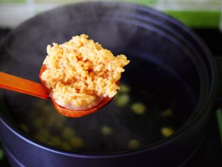 银杏冰糖酒酿鸡蛋羹,这个时候打开沙锅盖，把酒酿放入沙锅里。