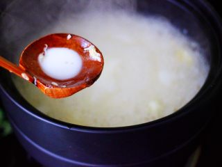 银杏冰糖酒酿鸡蛋羹,这个时候就可以加入提前化开的木薯淀粉。