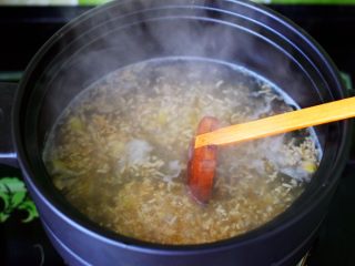 银杏冰糖酒酿鸡蛋羹,大火煮沸后继续用中火煮5分钟左右。
