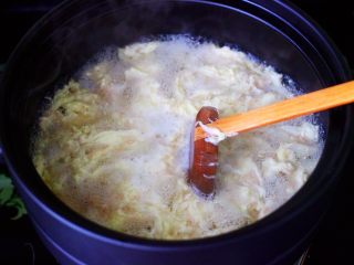 银杏冰糖酒酿鸡蛋羹,大火煮沸后，用勺子把鸡蛋花慢慢打散。