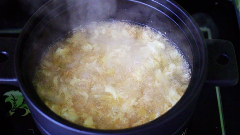银杏冰糖酒酿鸡蛋羹,大火煮沸后转小火慢慢炖至黏稠。