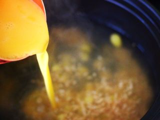 银杏冰糖酒酿鸡蛋羹,把提前打散的鸡蛋液慢慢倒入沙锅里。