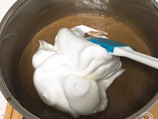 咖啡蛋糕卷,继续搅拌均匀，取三分之一的蛋白进蛋黄糊中。