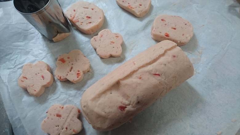 草莓小饼干,用模具做成可爱的小花形状，
也可以直接切片