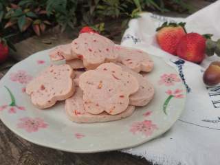 草莓小饼干,天然粉色的草莓小饼干就完成了~