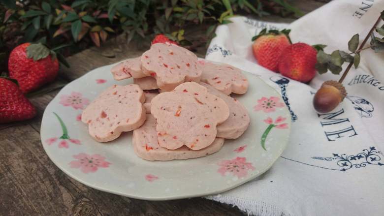 草莓小饼干,天然粉色的草莓小饼干就完成了~
